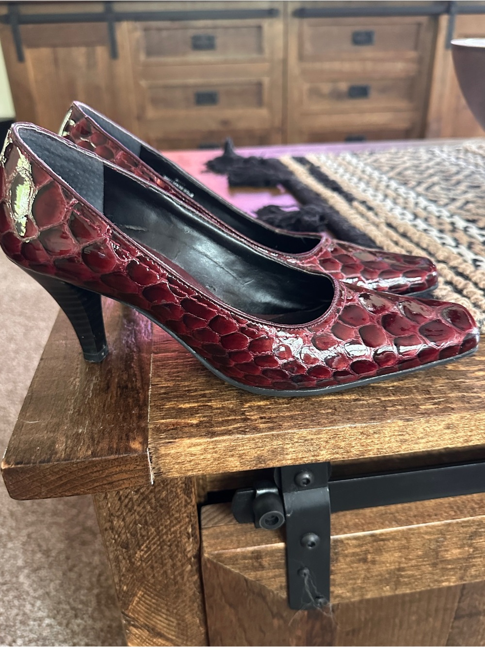 AEROSOLES Deep Burgundy Croc-Embossed Pumps 7.5 - Picture 4 of 14